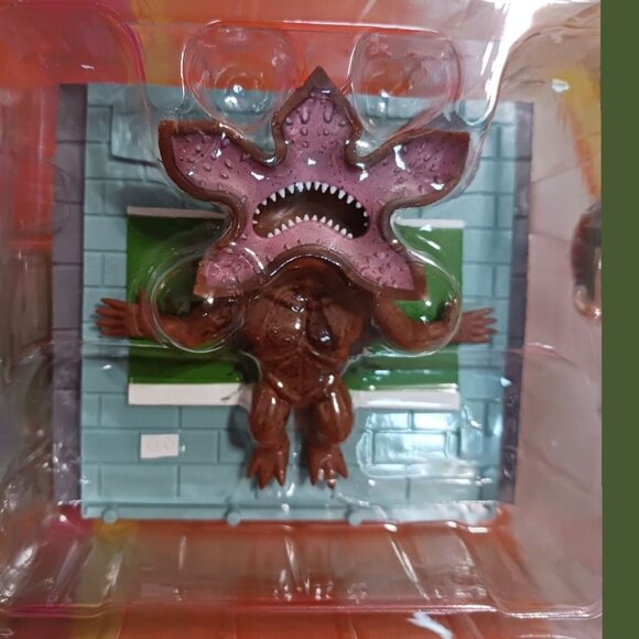 Loot Crate Stranger Things Eleven Vs. Demogorgon Vinyl Diorama Set - Picture 6 of 10